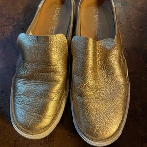 TOMS Womens Metallic Gold Slip-On Mule Sneakers